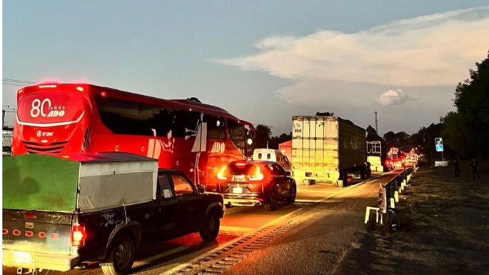 Pobladores cierran la autopista México-Puebla y la federal; automovilistas claman auxilio a la GN