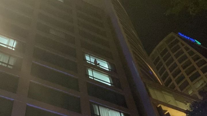 Mujer se lanza del octavo piso de un hotel en Paseo de la Reforma