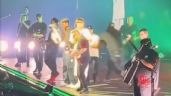 Guardaespaldas de Peso Pluma taclea a fan en pleno escenario; así reaccionó el cantante (Video)