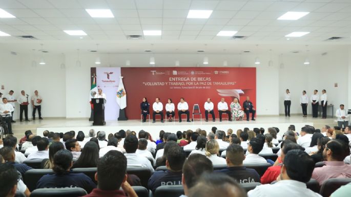 Reactiva gobernador entrega de becas y útiles escolares a estudiantes de nivel básico