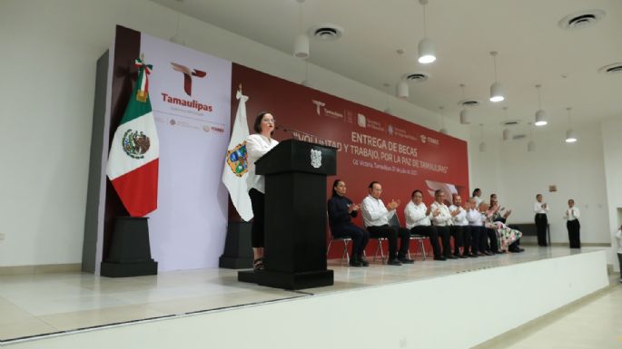 Reactiva gobernador entrega de becas y útiles escolares a estudiantes de nivel básico