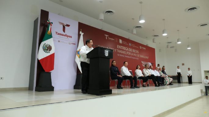 Reactiva gobernador entrega de becas y útiles escolares a estudiantes de nivel básico