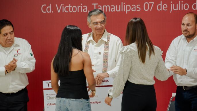 Reactiva gobernador entrega de becas y útiles escolares a estudiantes de nivel básico