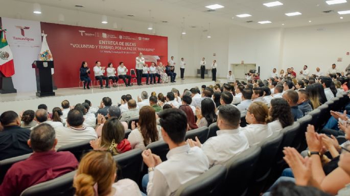 Reactiva gobernador entrega de becas y útiles escolares a estudiantes de nivel básico