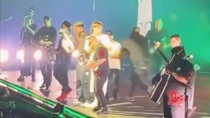 Guardaespaldas de Peso Pluma taclea a fan en pleno escenario; así reaccionó el cantante (Video)