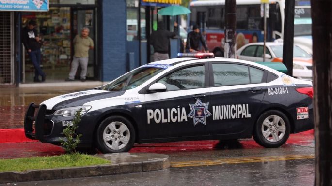 Frente a su familia, sicarios ejecutan a empresario hotelero en una plaza de Tijuana