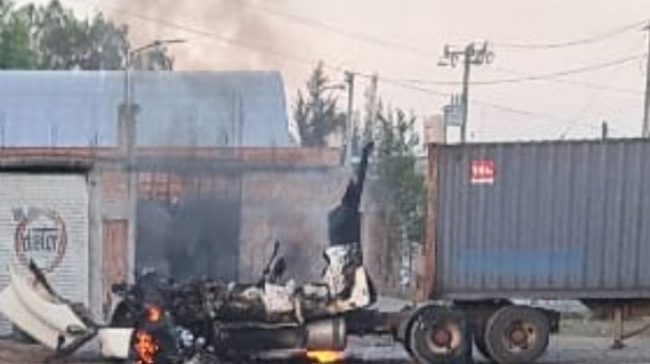 Bloqueos carreteros con vehículos en llamas en Los Altos de Jalisco