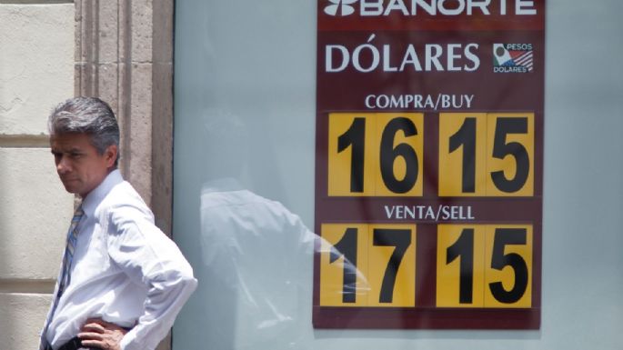 El peso se depreció 2.07% esta semana; el dólar se vende en 17.09 pesos