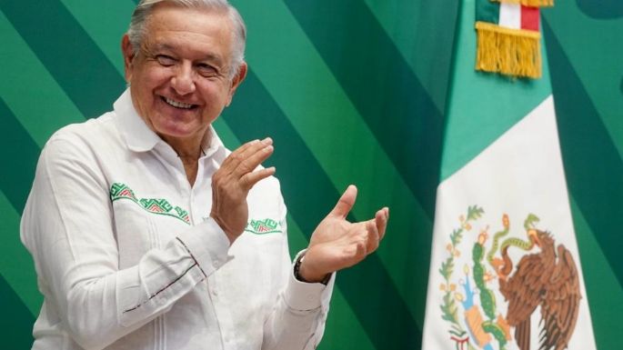 AMLO presume su popularidad y el “peso fortachón”