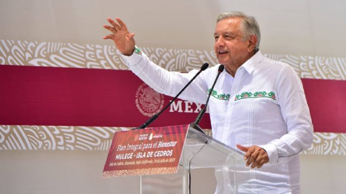 AMLO publica información sobre empresas de Xóchitl Gálvez; la senadora anuncia que lo demandará