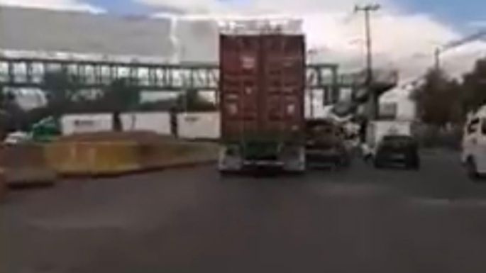 Graban cómo un tráiler arrolla al conductor de una camioneta y huye en el Edomex (Video)