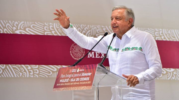 AMLO publica información sobre empresas de Xóchitl Gálvez; la senadora anuncia que lo demandará