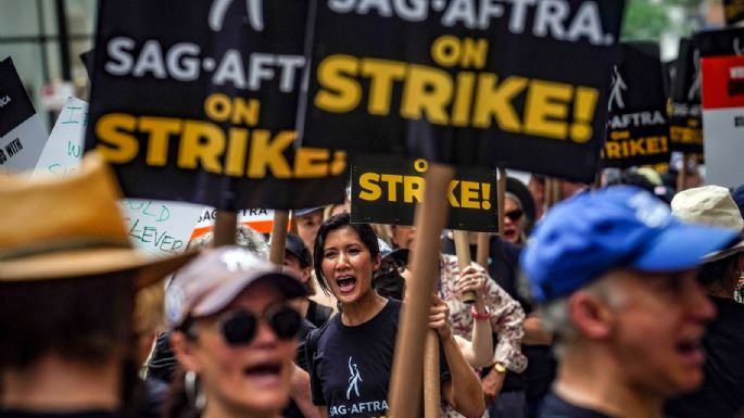 La huelga de actores y guionistas de EU recibe muestras de apoyo en Hollywood y en Manhattan