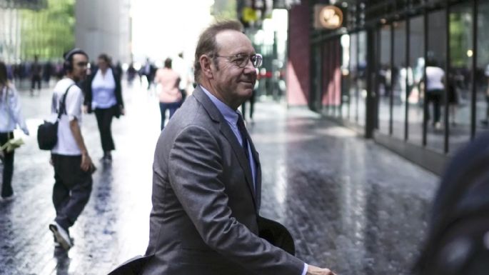 Elton John testifica para la defensa de Kevin Spacey en juicio por agresión sexual