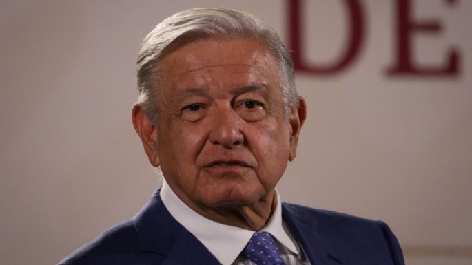 AMLO minimiza boyas en el río Bravo, pero pide no votar por Greg Abbott ni por republicanos