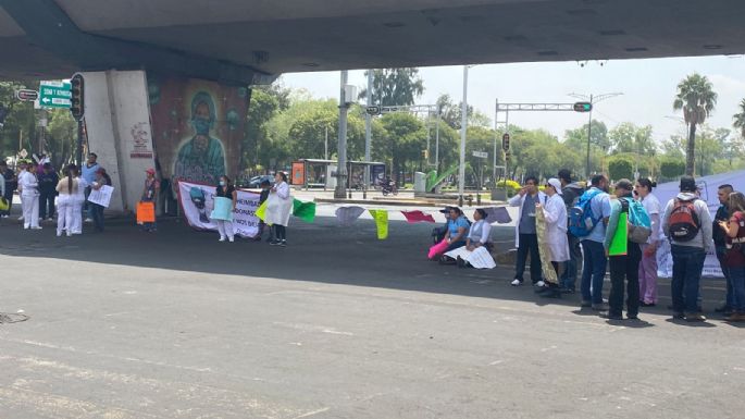 Personal de salud de la CDMX bloquea avenidas para exigir mejores condiciones laborales