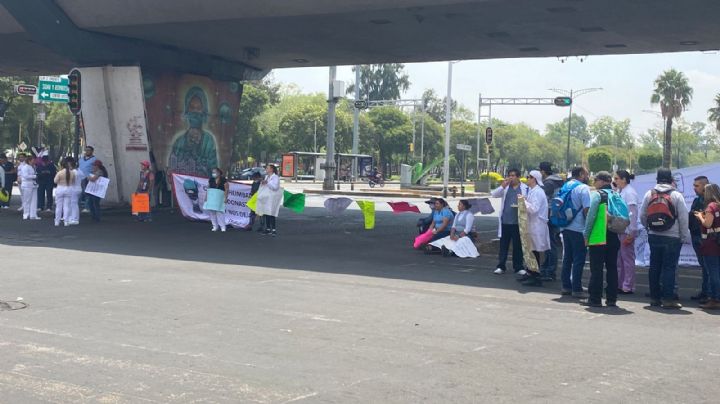 Personal de salud de la CDMX bloquea avenidas para exigir mejores condiciones laborales