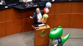 Senador morenista arma show con globos contra Xóchitl Gálvez en la Permanente (Video)