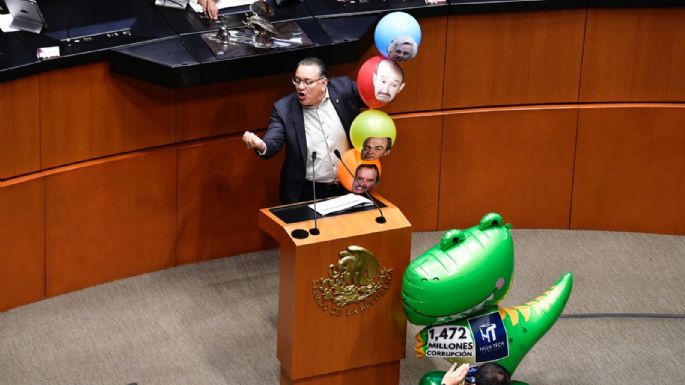 Senador morenista arma show con globos contra Xóchitl Gálvez en la Permanente (Video)