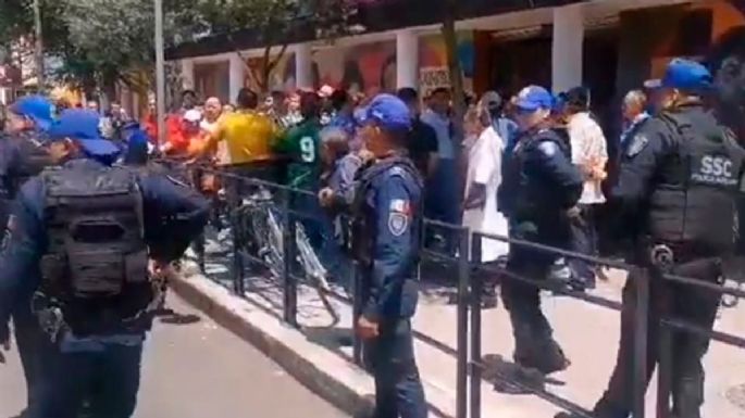 Protesta en el Mercado Juárez desata riña entre locatarios y policías de la CDMX