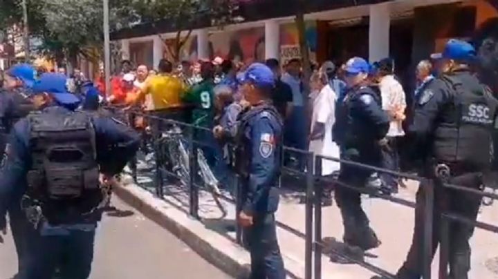 Protesta en el Mercado Juárez desata riña entre locatarios y policías de la CDMX