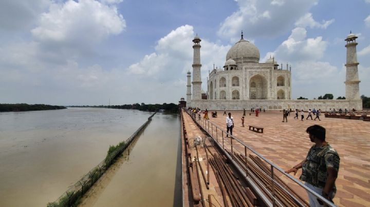 Aguas de río desbordado en India llegan a muros externos del Taj Mahal