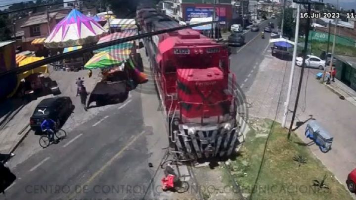 Tren embiste a un ciclista en Papalotla, Tlaxcala (Video)