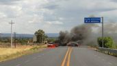 Bajan a conductores, queman sus vehículos y bloquean carretera en Zacatecas