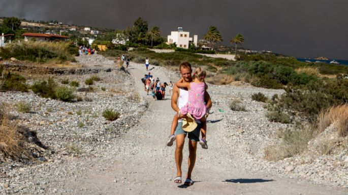 Grecia evacúa a 19 mil personas por un incendio en la isla de Rodas
