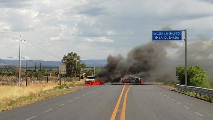 Bajan a conductores, queman sus vehículos y bloquean carretera en Zacatecas