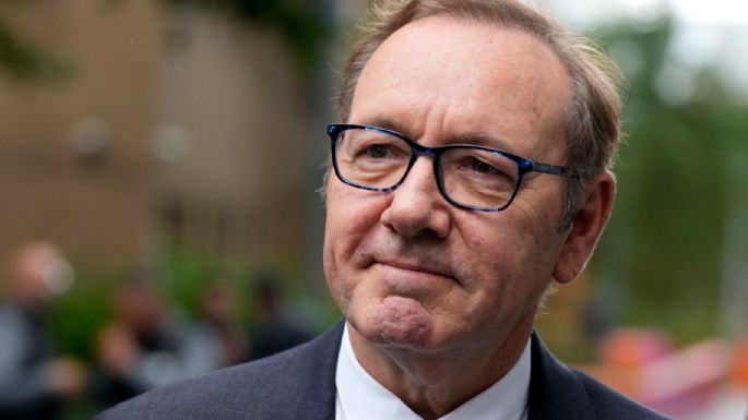 Termina sin veredicto primer día de deliberaciones en juicio contra Kevin Spacey por agresión sexual