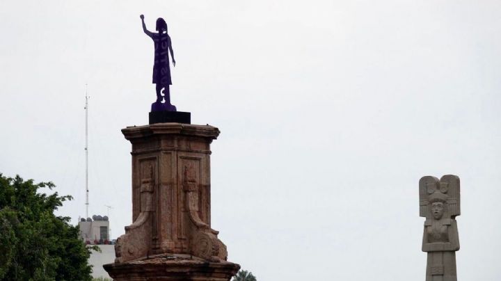 Gobierno de CDMX dialoga con feministas para recuperar el basamento de la estatua de Colón