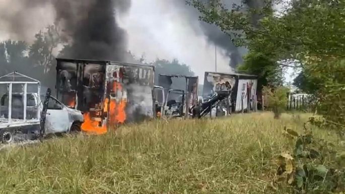 Queman 15 vehículos en protesta por el asesinato de líder campesino en Veracruz