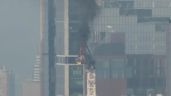 Grúa de construcción se incendia y choca contra edificio en Manhattan