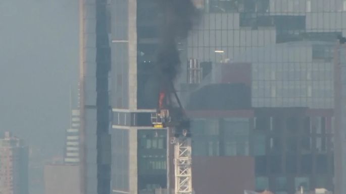 Grúa de construcción se incendia y choca contra edificio en Manhattan (Video)