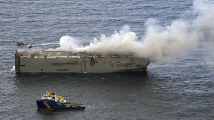 Un barco con casi 3 mil autos arde en el mar, cerca de un importante espacio natural