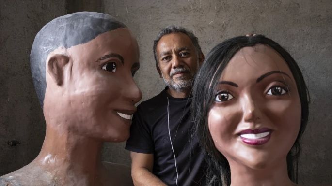 No son muñecas, sino cultura viva: un artesano lleva la historia oaxaqueña a las calles de México