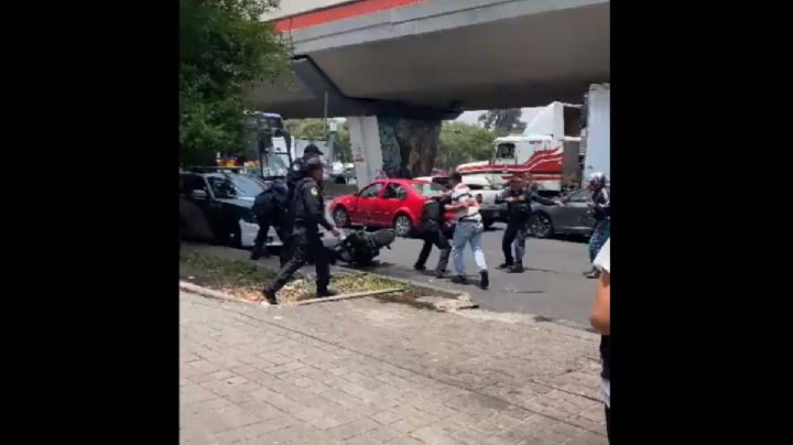 Captan pelea de policías de la CDMX con un motociclista (Video)