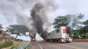 Encapuchados interceptan e incendian dos camiones de carga en Venustiano Carranza, Chiapas (video)