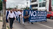 Médicos de Sinaloa marchan en defensa de anestesiólogo de BC detenido por posesión de fentanilo