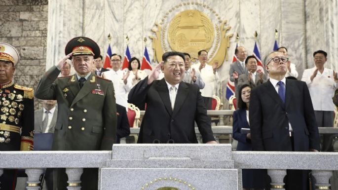Militares rusos y chinos acompañan a líder norcoreano Kim en desfile militar con misiles