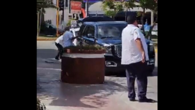 Taxistas de Cancún atacan con piedras y palos una camioneta llena de turistas (Video)