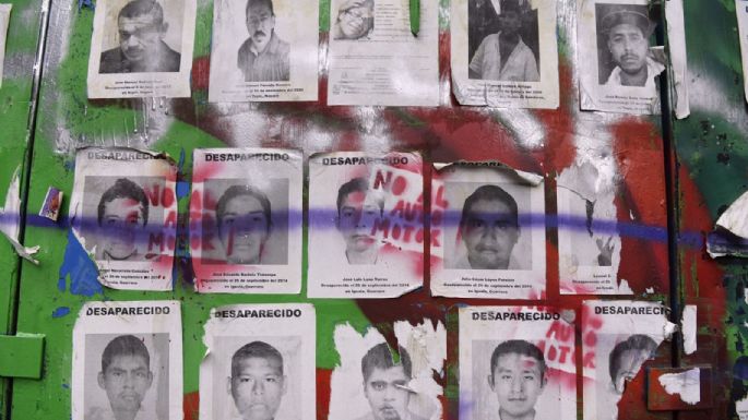 Madres y padres de los 43 de Ayotzinapa llegan a Palacio Nacional para reunión con AMLO