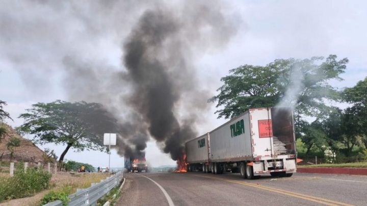 Encapuchados interceptan e incendian dos camiones de carga en Venustiano Carranza, Chiapas (video)