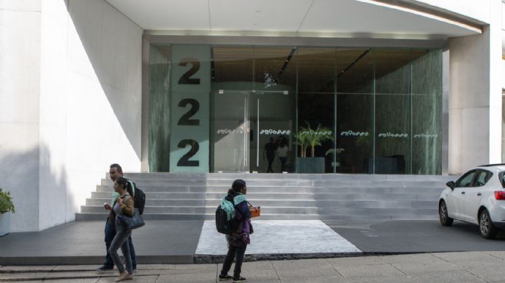 Muere hombre de 40 años al arrojarse del segundo piso de Reforma 222