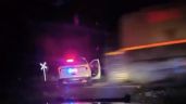 Policía detiene a una mujer, la sube a una patrulla y la arrolla un tren de carga (Video)