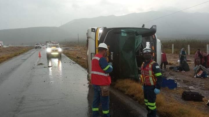 Mueren ocho personas al volcar el autobús en el que viajaban de EU a Zacatecas y Aguascalientes