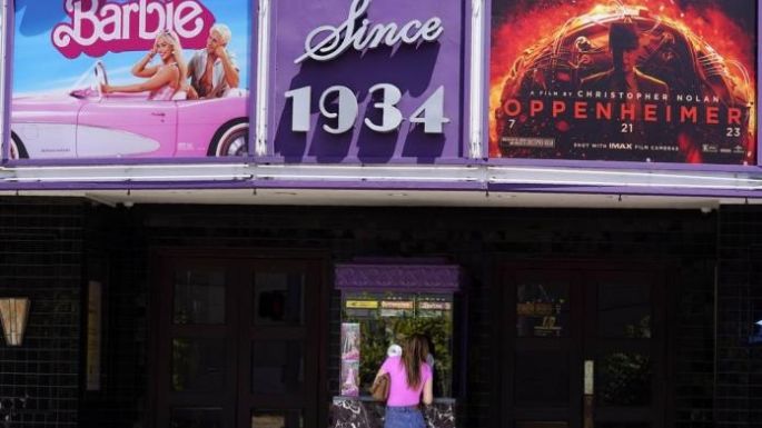 “Barbie” y “Oppenheimer” se mantienen fuertes en los cines a una semana de su estreno