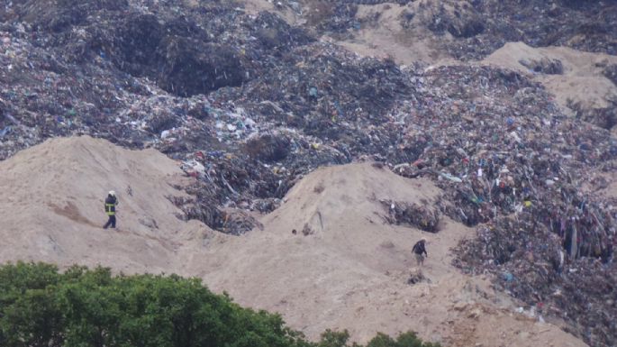 Derrumbe en basurero de Naucalpan sepulta a cuatro trabajadores; uno sigue desaparecido