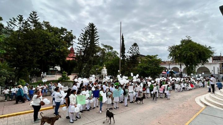 Globos al aire para el niño Gaspar y exigencias de justicia en Tlapa
